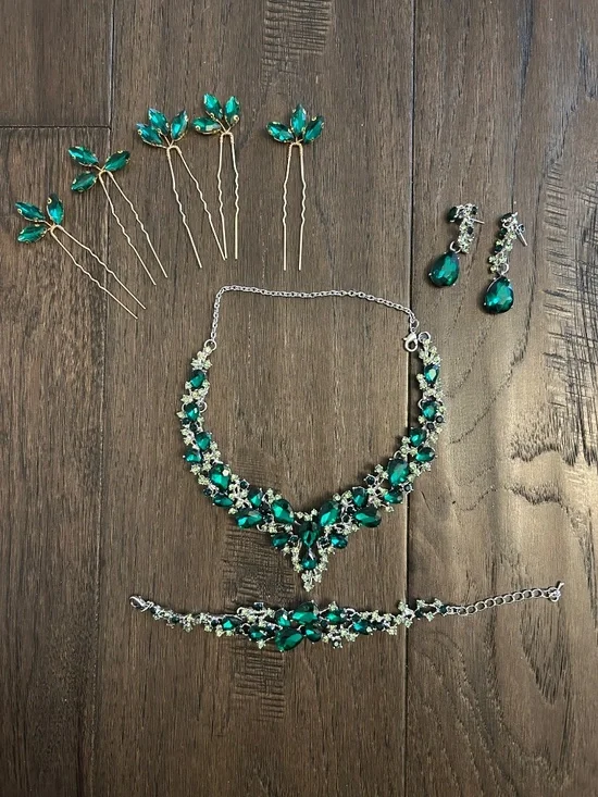 Green evening formal gown dress with jewelry - Picture 3 of 11